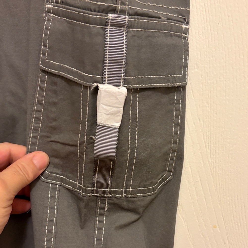 NWT-Gray Cargo Capri Pants - Picture 4 of 9